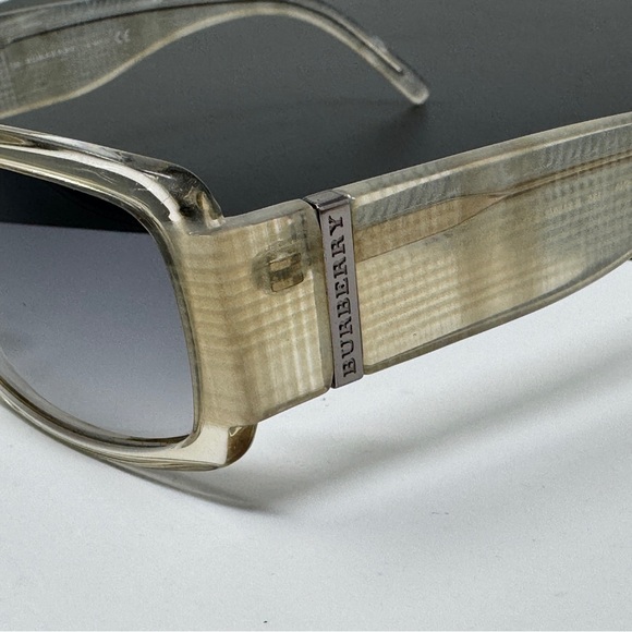 Vintage Burberry by safilo Sunglasses b8489/S BXVLE scratches on lenses - Picture 4 of 16